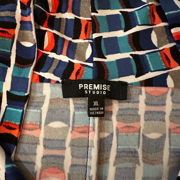 Sleeveless multi colored top. Size XL - Picture 8 of 9